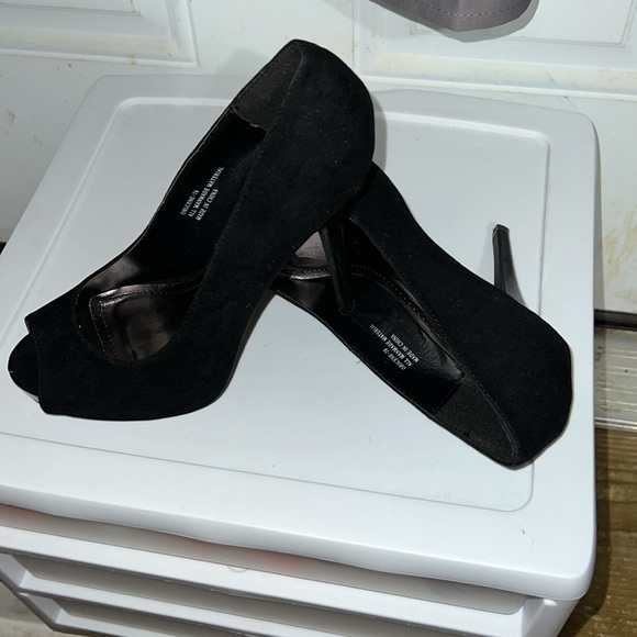 Heels - Picture 4 of 4